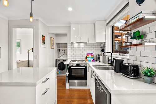 Family Friendly 3-bed With Courtyard & Parking