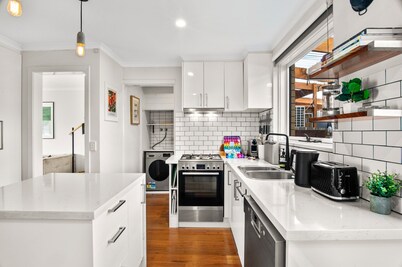 Family Friendly 3-bed With Courtyard & Parking