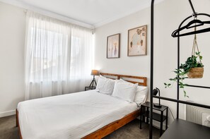 3 bedrooms, laptop workspace, bed sheets