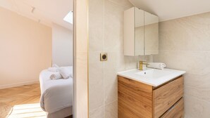 Shower, hair dryer, shampoo - Chic Duplex for 4 in Vibrant Bastille (Paris)