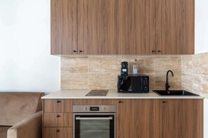 Micro-ondes, four, plaque de cuisson, cafetiĂšre/bouilloire