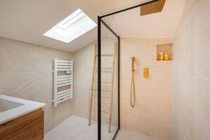 Douche, sèche-cheveux