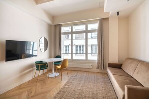 Unclassified image, 4 of 13, button