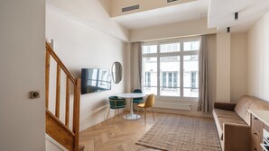 TV, offices - Chic Duplex for 4 in Vibrant Bastille (Paris)