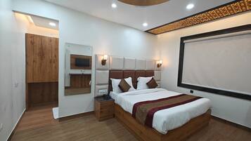 Deluxe Room | Egyptian cotton sheets, premium bedding, desk, laptop workspace