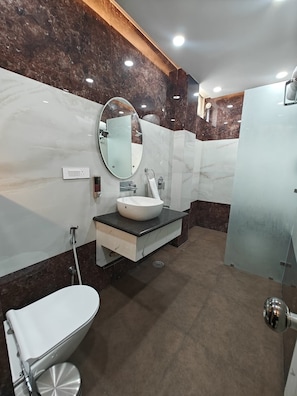 Deluxe Room | Bathroom | Free toiletries, towels, soap, shampoo
