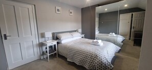 2 bedrooms, iron/ironing board, internet, bed sheets - Cozy 2BDR Home Near Luas 5km to City Centre (Dublin 12)