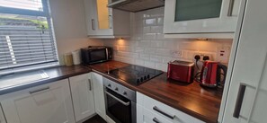 ثلاجة، فرن، موقد طهي مسطح، مستلزمات طهي/أطباق/أوعية