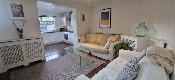 Living area - Cozy 2BDR Home Near Luas 5km to City Centre (Dublin 12)