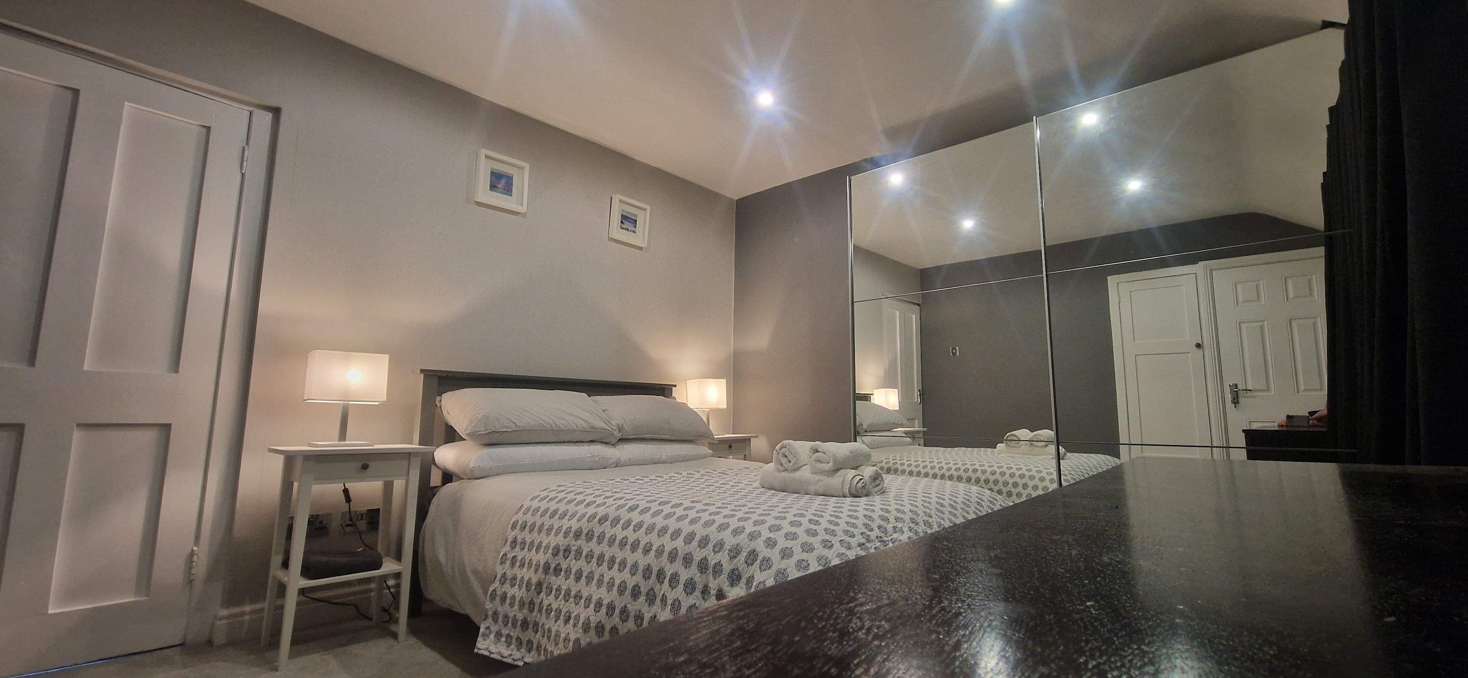 2 habitaciones, tabla de planchar con plancha y acceso a internet 