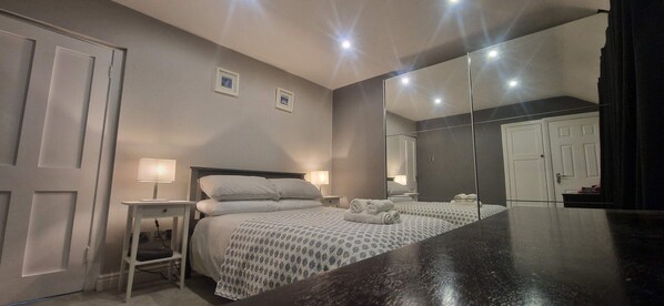 2 عدّة غرف نوم ومكواة/لوح كي وخدمة الإنترنت وملاءات أسرّة