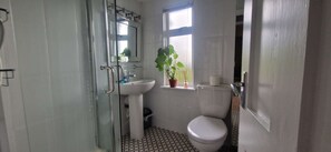 Shower, hair dryer - Cozy 2BDR Home Near Luas 5km to City Centre (Dublin 12)