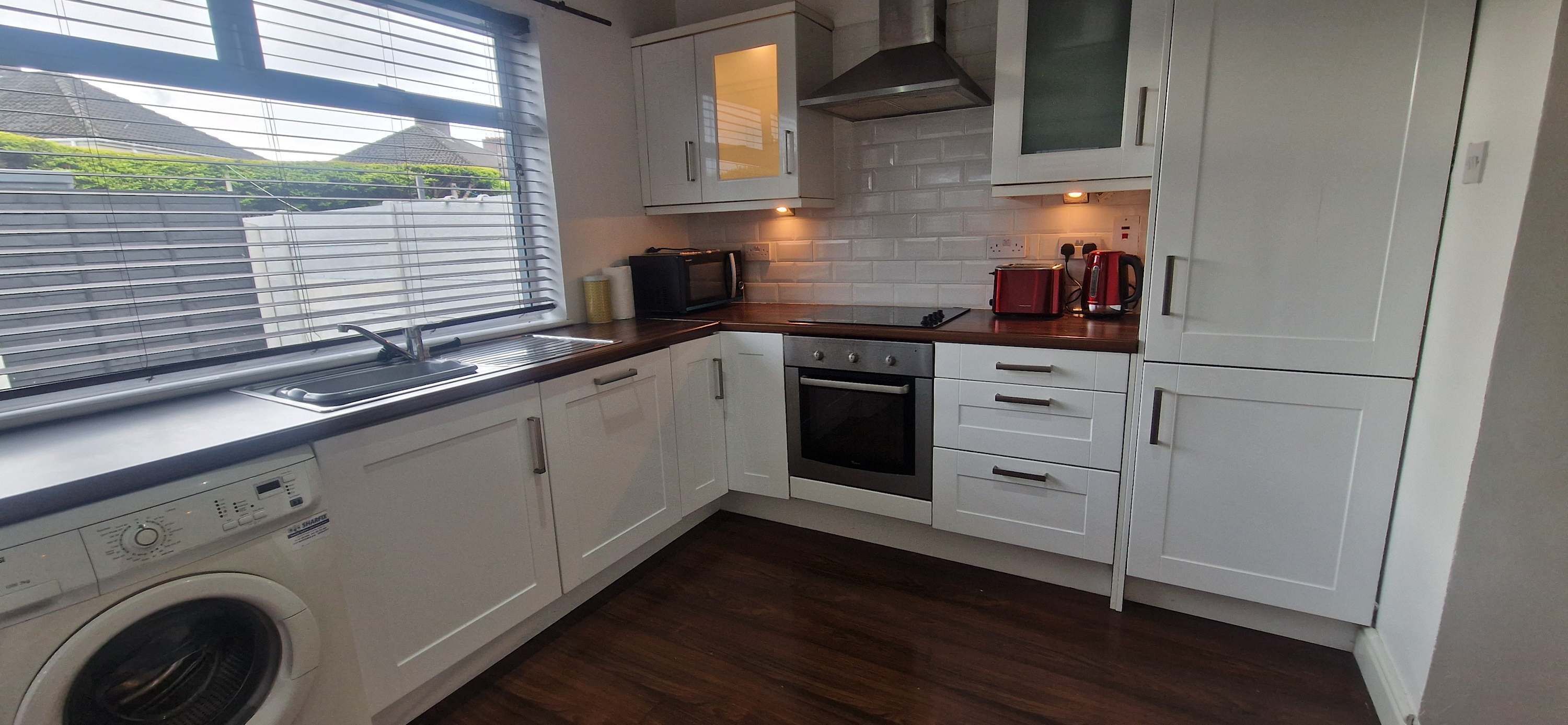 Fridge, oven, stovetop, cookware/dishes/utensils