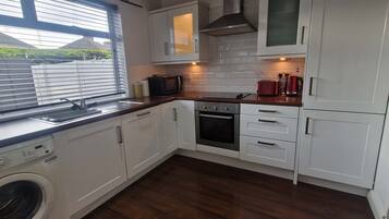 Fridge, oven, stovetop, cookware/dishes/utensils