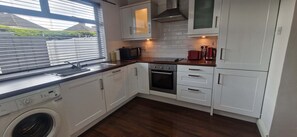 ثلاجة، فرن، موقد طهي مسطح، مستلزمات طهي/أطباق/أوعية