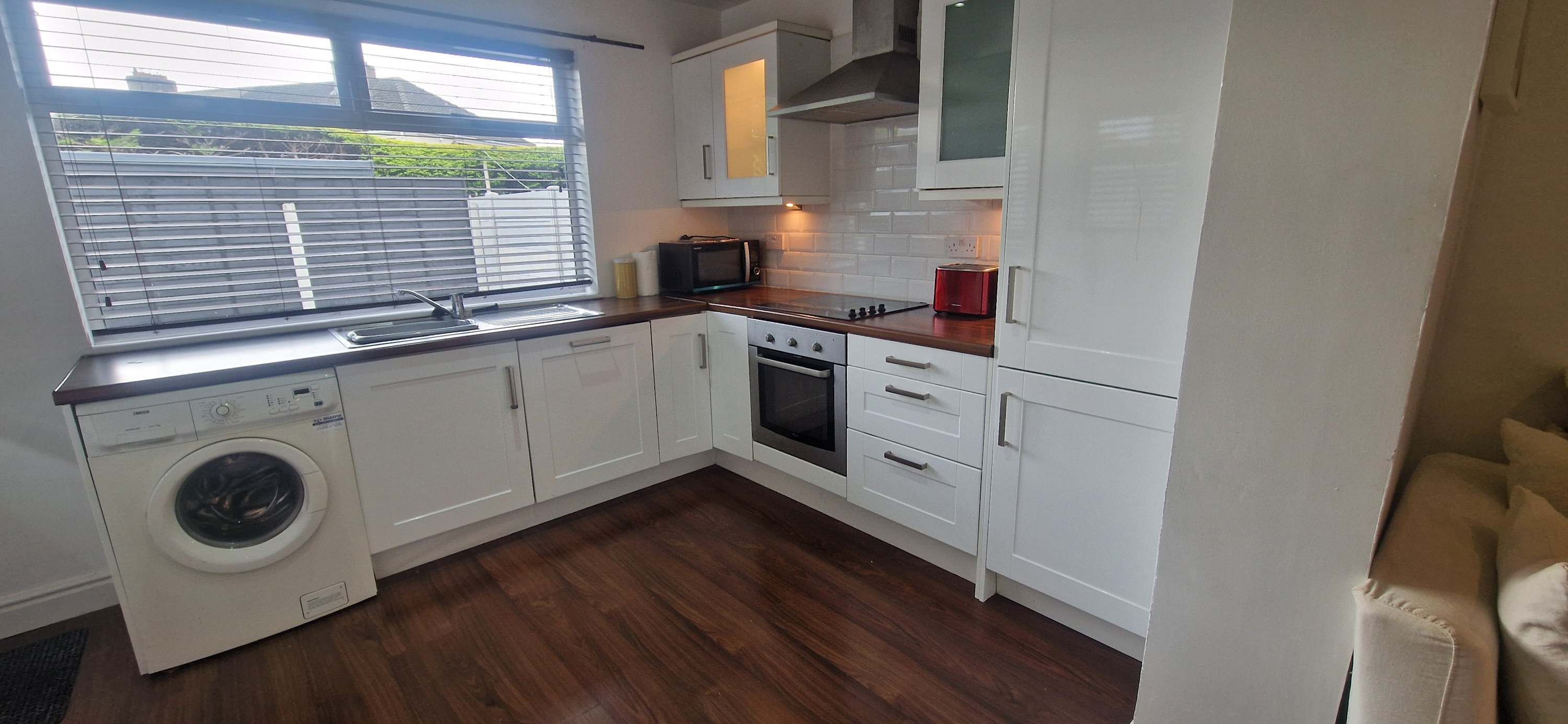 Fridge, oven, stovetop, cookware/dishes/utensils