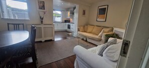 Living area - Cozy 2BDR Home Near Luas 5km to City Centre (Dublin 12)