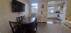 Dining - Cozy 2BDR Home Near Luas 5km to City Centre (Dublin 12)