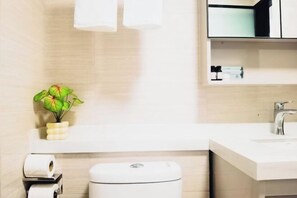 Bathroom - Lanting Hotel Apartment (Phnom Penh)
