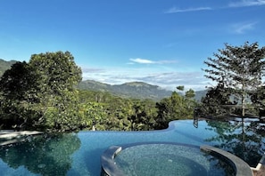 حمام سباحة خارجي