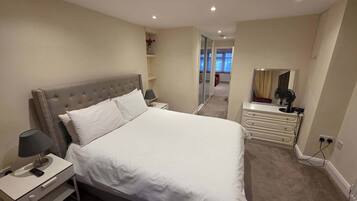 5 bedrooms, iron/ironing board, Internet, bed sheets