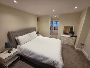 5 habitaciones, tabla de planchar con plancha, internet y ropa de cama 