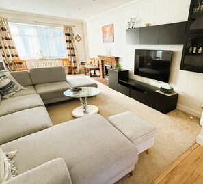 TV - Elegant 5BDR Executive Home, Chigwell (Essex)