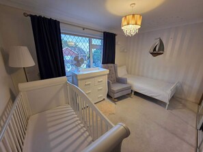 5 bedrooms, iron/ironing board, internet, bed sheets - Elegant 5BDR Executive Home, Chigwell (Essex)