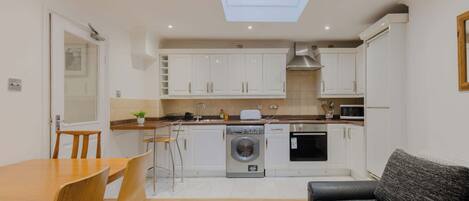 冷蔵庫、電子レンジ、オーブン、コンロ