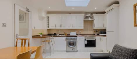 Frigorífico, microondas, horno y placa de cocina