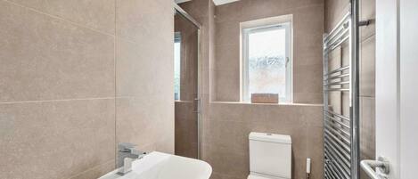 Douche, séchoir à cheveux, serviettes fournies