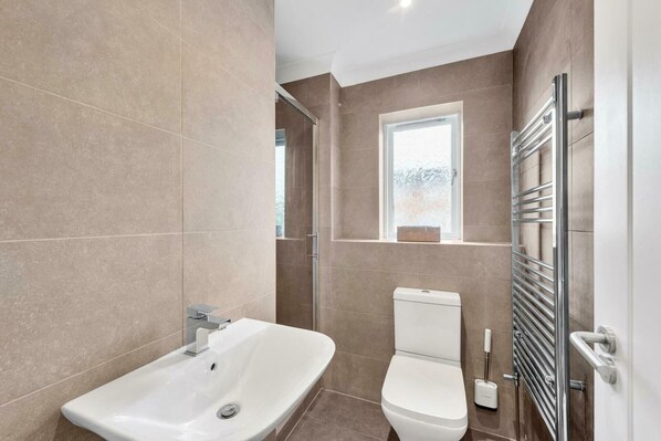 Douche, séchoir à cheveux, serviettes fournies