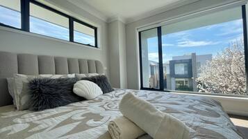 Tabla de planchar con plancha, wifi y ropa de cama