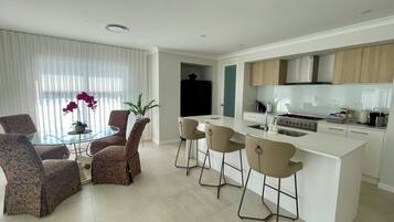 Mikroaaltouuni, uuni, liesi, astianpesukone