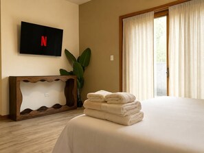 3 bedrooms, desk, iron/ironing board, WiFi