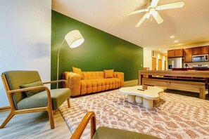 Télévision, cheminée, espaces bureaux