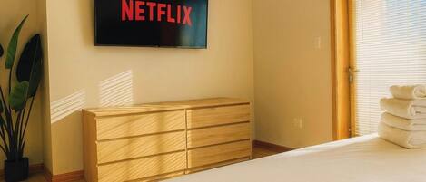 3 Schlafzimmer, Schreibtisch, Bügeleisen/Bügelbrett, WLAN