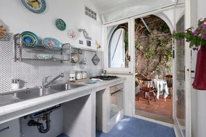 Réfrigérateur, four, bouilloire électrique