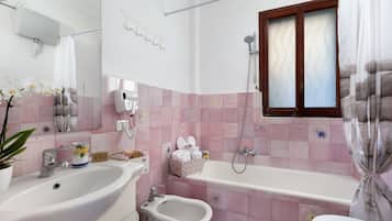 Dusche, Haartrockner, HandtĂŒcher