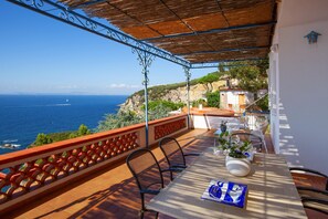 Outdoor dining - Respiro del Mare (Sorrento)