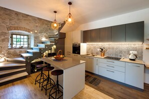 Fridge, microwave, stovetop, dishwasher