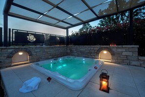 Outdoor spa tub