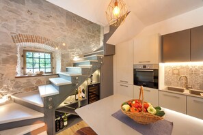Réfrigérateur, micro-ondes, plaque de cuisson, lave-vaisselle