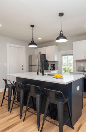 Kühlschrank, Mikrowelle, Ofen, Geschirrspüler