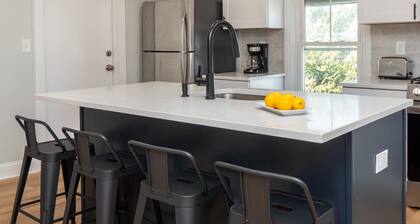 Jennifer's Modern & Comfy Broadway Walkable Stay