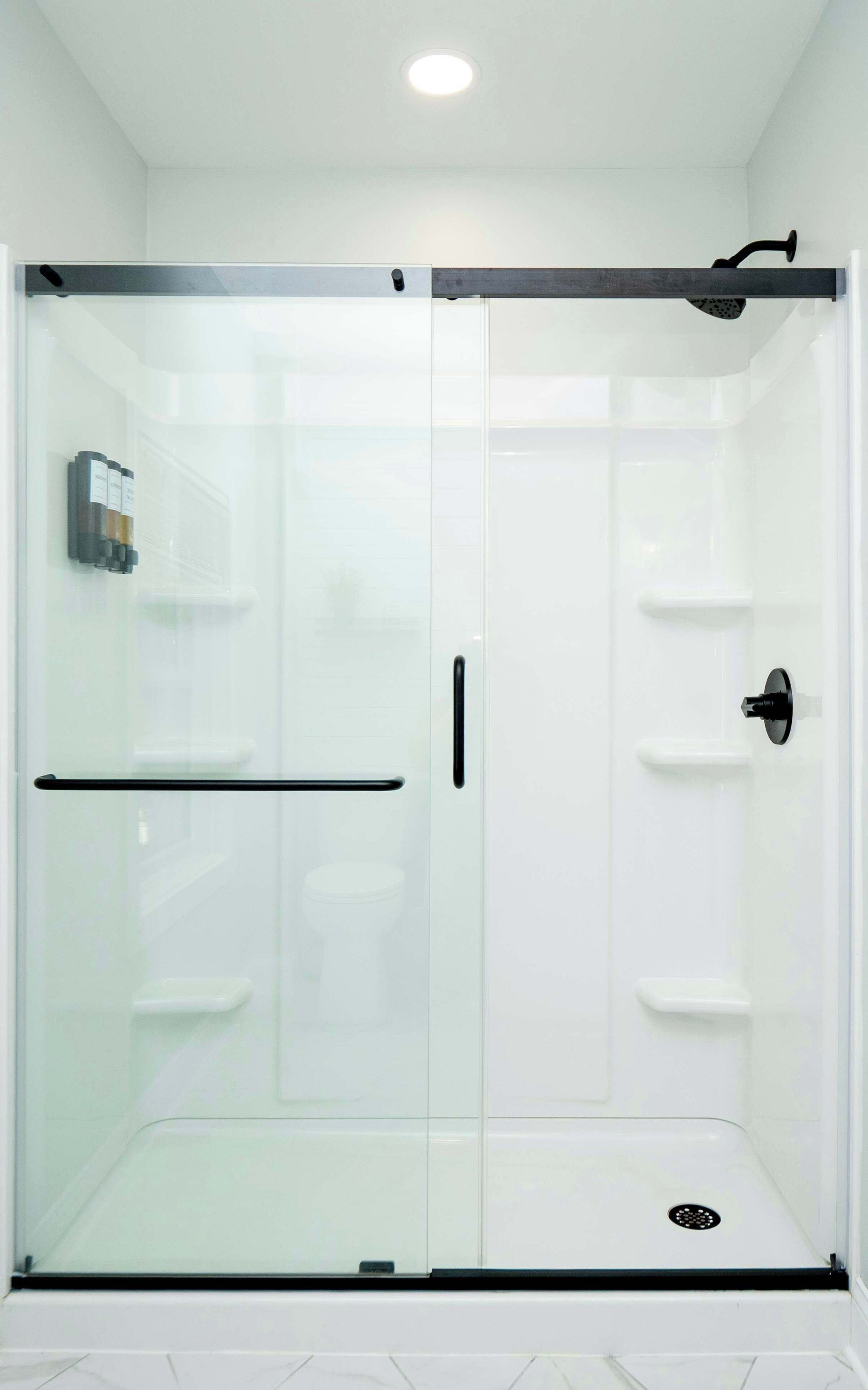 Douche, sèche-cheveux, serviettes fournies, shampoing