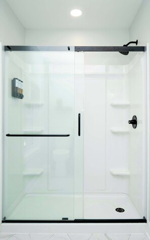 Douche, séchoir à cheveux, serviettes fournies, shampooing