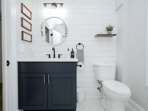 Regadera, secadora de cabello, toallas, jabón 