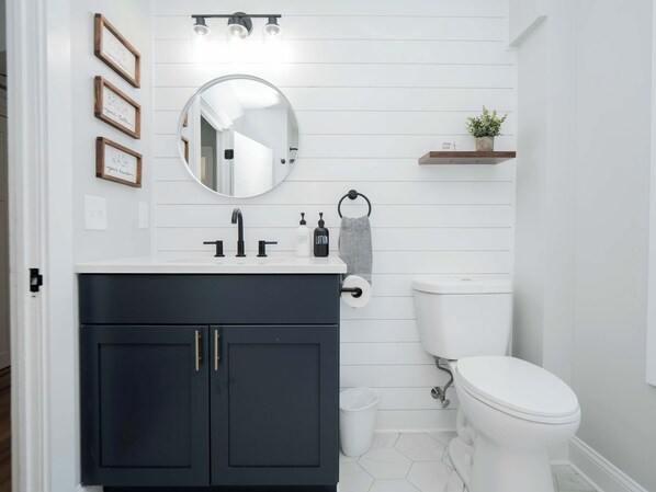 Douche, séchoir à cheveux, serviettes fournies, shampooing
