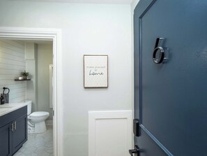Douche, sèche-cheveux, serviettes fournies, shampoing